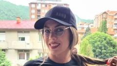 VRTELA JE DEDE OKO MALOG PRSTA, RASTURILA BRAK NAŠEM PEVAČU Evo šta radi i čime se bavi danas Milijana Bogdanović iz Parova, da li je ovo moguće? (FOTO)