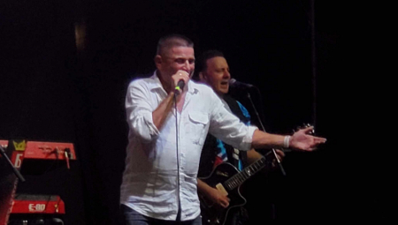 "NE MOŽE TI NIŠTA NIKO, SRPSKA REPUBLIKO!" Baja Mali Knindža doveo atmosferu do usijanja na prepunom Trgu Krajine (VIDEO)