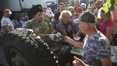 RUSI U KOLONAMA NAPUŠTAJU KRIM Turisti beže posle napada na most