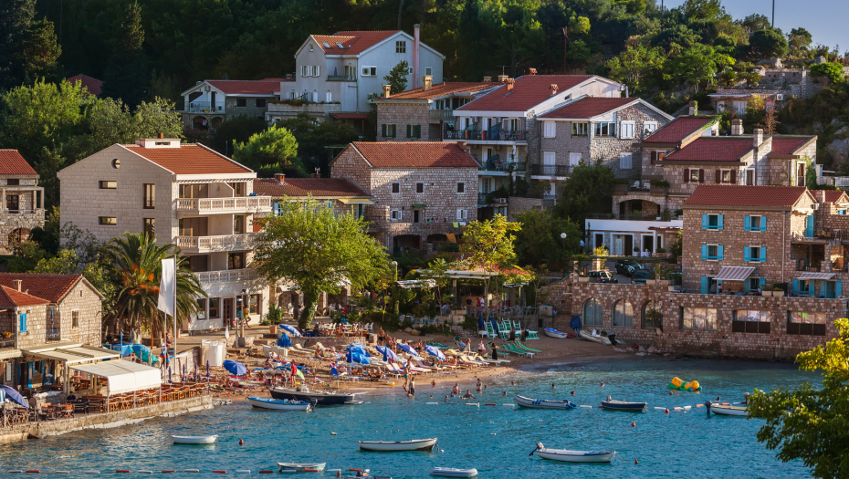 GEJ UJNA ZAVELA ROĐAKU Porodična drama u Crnoj Gori zapalila mreže, komšije prvi primetio da se dešava  nešto čudno