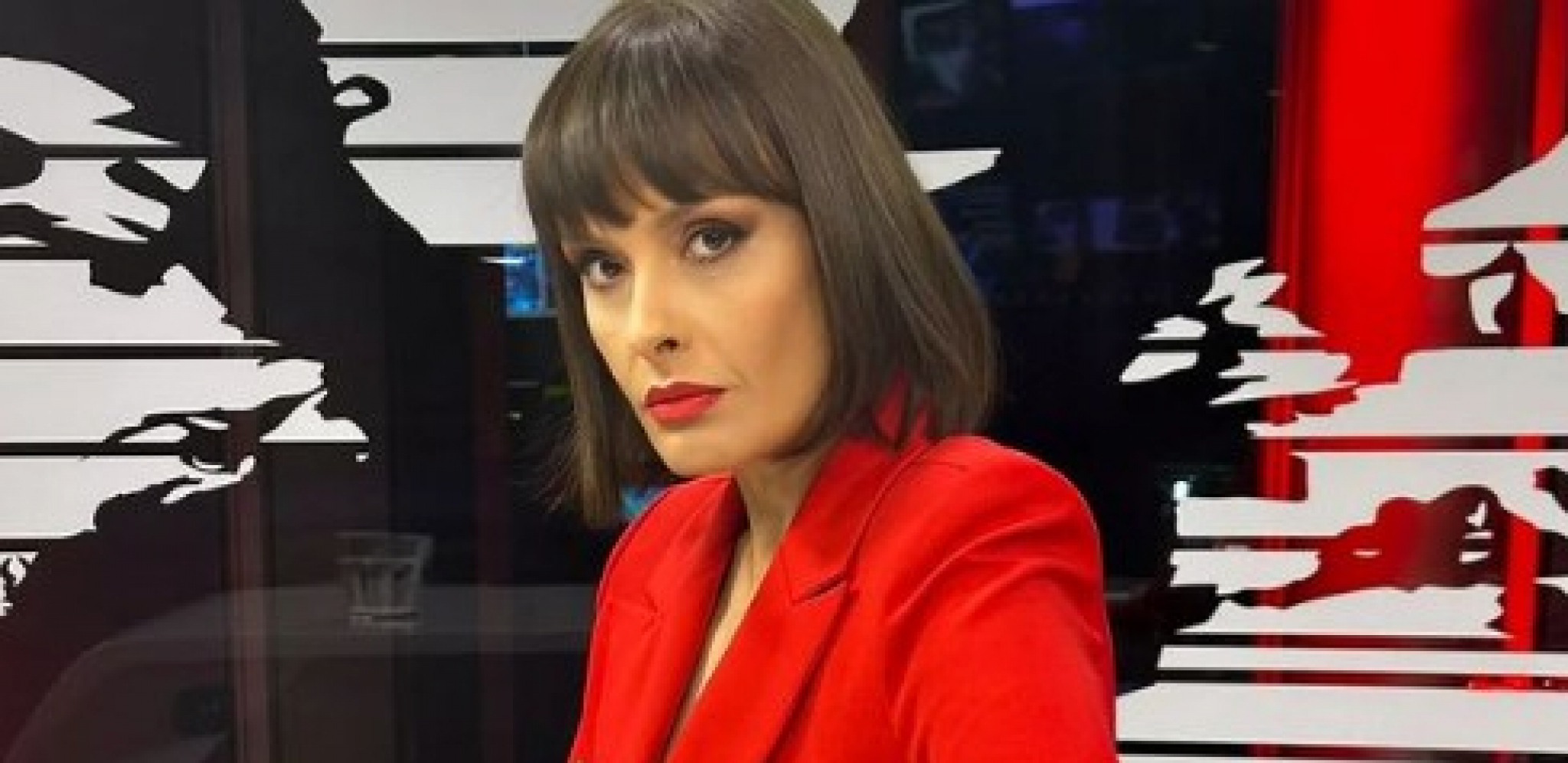 VODITELJKA U HIT IZDANJU VODI VESTI Gledaoci vide sako, a neverovatno šta nosi niže od struka! (FOTO)
