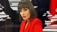 LJUDI NE VERUJU ŠTA GLEDAJU Srpska voditeljka snimljena ispod stola, da li je moguće da nosi ovo u programu uživo