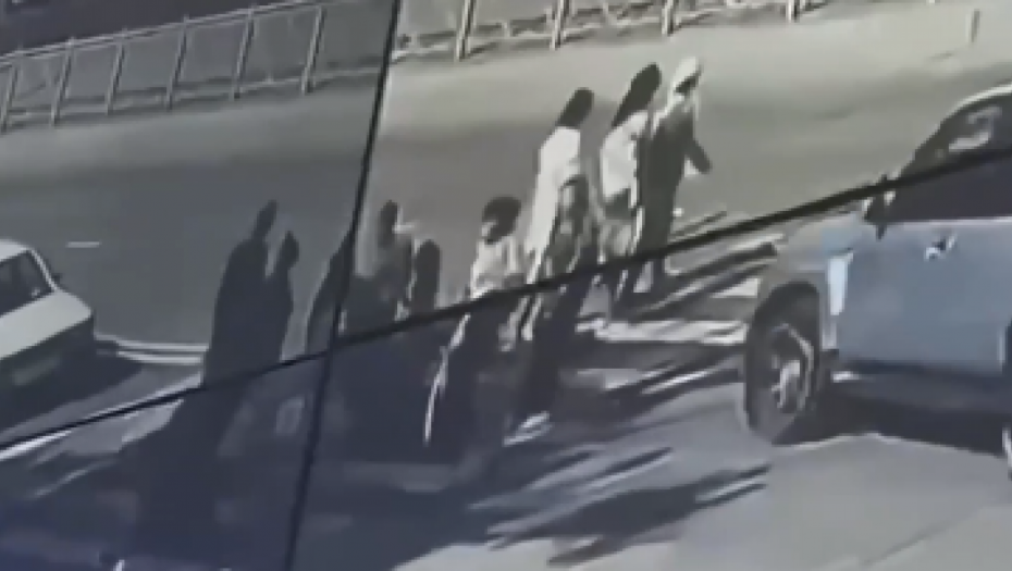 (UZNEMIRUJUĆI VIDEO) STRAŠNA TRAGEDIJA U RUSIJI Žena pregazila troje pešaka na pešačkom, devojčica (4) poginula