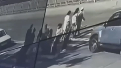 (UZNEMIRUJUĆI VIDEO) STRAŠNA TRAGEDIJA U RUSIJI Žena pregazila troje pešaka na pešačkom, devojčica (4) poginula