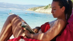 GLUMICA UŽIVA NA JAHTI SA DASOM IZ SNOVA Jelena Tomašević blista na moru, a on joj pravi društvo FOTO