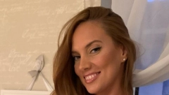 SKINULA SE BIVŠA SUPRUGA NENADA ALEKSIĆA ŠA! Ivana spustila košulju, grudi u prvom planu, mreže gore!