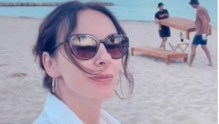 BEZ ŠMINKE I FILTERA, LEPA DO BOLA Sloboda Mićalović pokazala kako uživa na peščanoj plaži, a evo i sa kim