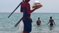 GORI MORE, GORI ZEMLJA Najsmešnija fotka sa plaže, "Spajdermen, posle nedelju dana u Bugarskoj"