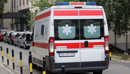 POVREĐEN MUŠKARAC U UDESU KOD CVETKOVE PIJACE Hitna intervenisala 94 puta