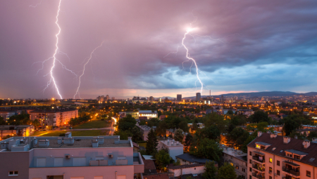 NE IZLAZITE NAPOLJE! Oglasio se načelnik Sektora za vanredne situacije: Može doći do obaranja stabala, bandera ili visokonaponskih vodova!