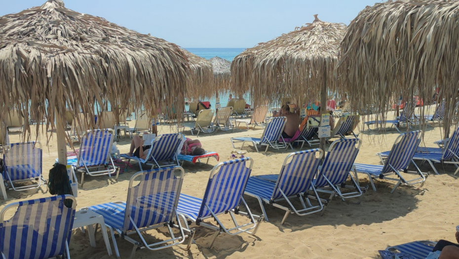 "ŽENA NAS JURILA PO PLAŽI" Grci sve gori: Beba ne sme da spava u kolicima! (FOTO)