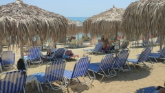 "ŽENA NAS JURILA PO PLAŽI" Grci sve gori: Beba ne sme da spava u kolicima! (FOTO)