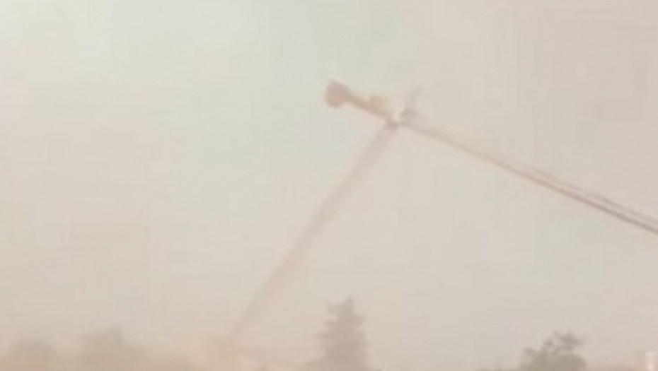 OLUJNI VETAR U HRVATSKOJ POMERAO DIZALICU KAO DA JE ČAČKALICA Stravično je kakvo ih je nevreme zadesilo