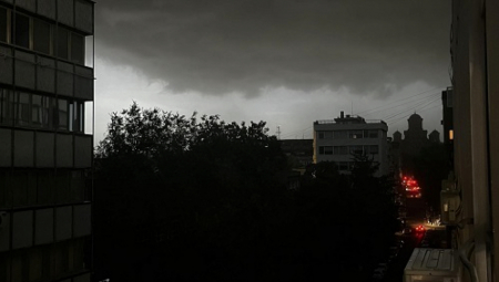 ČULO SE SAMO "BAM" Beograđanki popucala stakla u stanu na 16. spratu kad je počelo nevreme