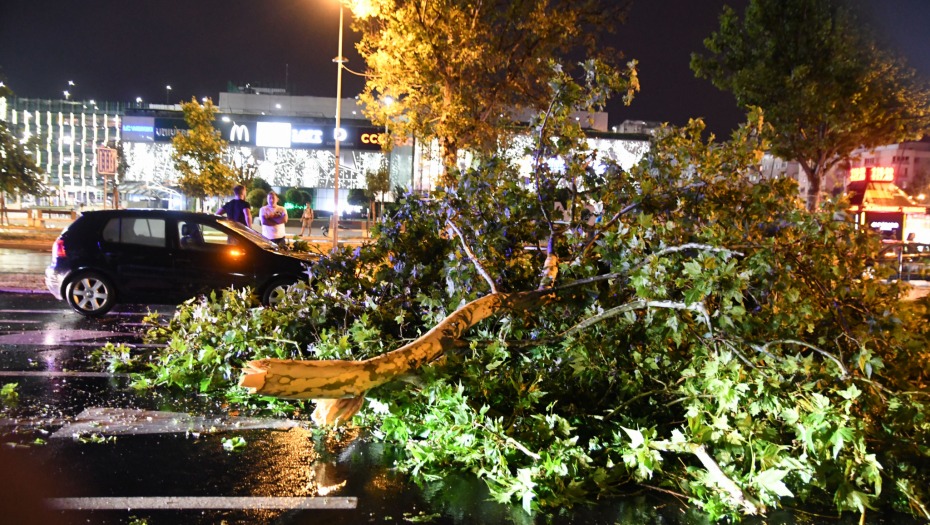 HOROR U NOVOM SADU Spasioci izvukli decu ispod smrskanog taksija