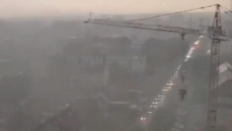 UNUTRA JE BIO ČOVEK?! Jeziva scena u Zagrebu - pojavio se snimak zarobljenog radnika u kranu (VIDEO)
