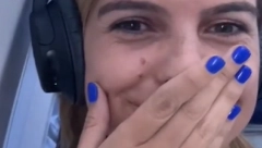 U LJUBAVI TREBA BITI ODVAŽAN Devojci se u avionu svideo putnik, poslala mu poruku na salveti, a njegova reakcija je oduševila