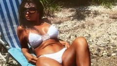 LIDIJA VUKIĆEVIĆ ALARMIRALA JAVNOST! Glumica se utegla u beli bikini i pokazala zanosne obline, bukte društvene mreže!