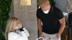 POZNATI GLUMAC OŽENIO DEVOJKU KOJA JE GODIŠTE NJEGOVE ĆERKE Iako ima rak pluća, on nije digao ruke od života