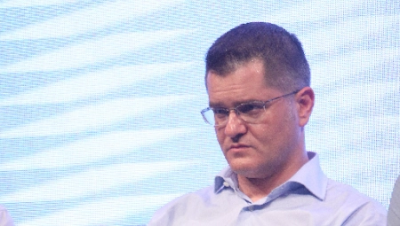 NOVAKOVIĆ BEZ MILOSTI "GAZI" PO SVOM ŠEFU VUKU JEREMIĆU Nove prozivke u redovima Narodne stranke