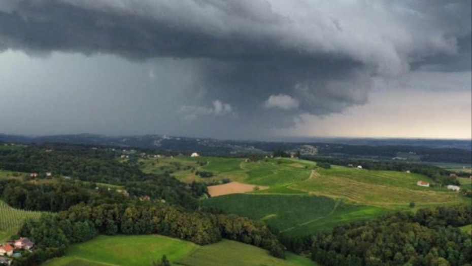 NOVA OLUJA TUTNJI REGIONOM: Pogledajte trenutni haos u Sloveniji - ništa se ne vidi od kiše i grada (VIDEO)