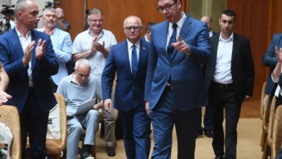 Vučić: Nastavićemo da radimo, da gledamo kako i na koji način da pomažemo opštinama (FOTO)