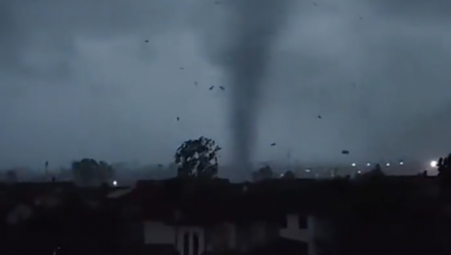 SCENE IZ SUDNJEG DANA Tornado u Italiji, stravičan prizor - bomba nevremena (VIDEO)