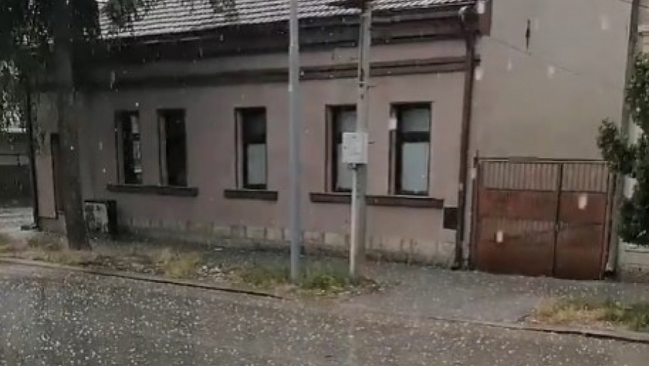 U VALJEVU PADA GRAD Stižu snimci, padaju kuglice velike kao orasi, opasno je biti napolju