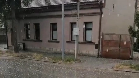 U VALJEVU PADA GRAD Stižu snimci, padaju kuglice velike kao orasi, opasno je biti napolju