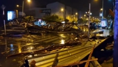 NEVREME ODUVALO KROV S NOVOSADSKOG SAJMA Obrušio se pored poznatog lokala, ogromna materijalna šteta (VIDEO)