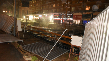 APOKALIPTIČNE SCENE U NOVOM SADU Superćelijska oluja čupala deo po deo grada, krš rasut po ulicama (FOTO)