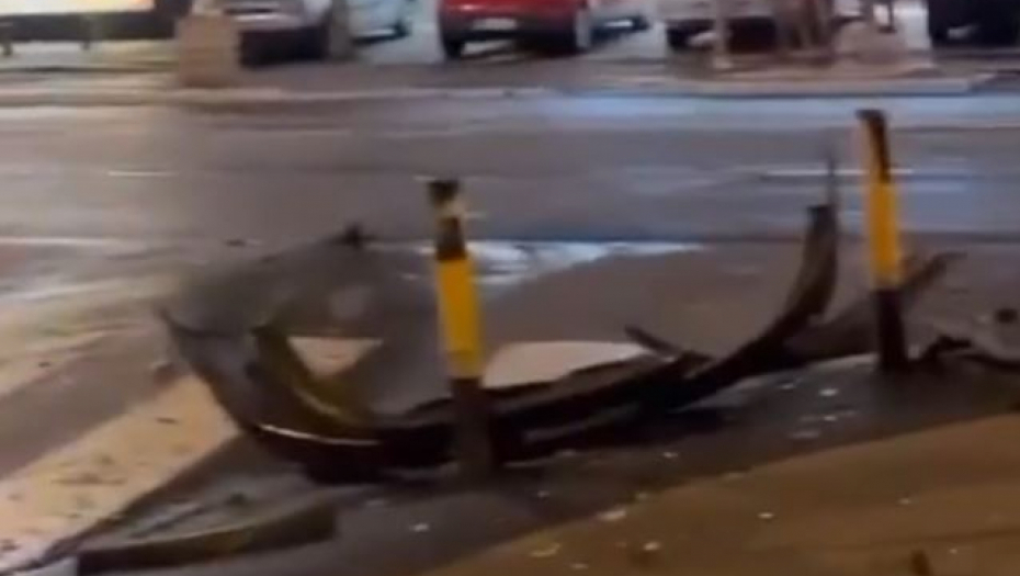 TEŠKA NESREĆA U BEOGRADU Delovi automobila razbacani po Ulici Vojislava Ilića