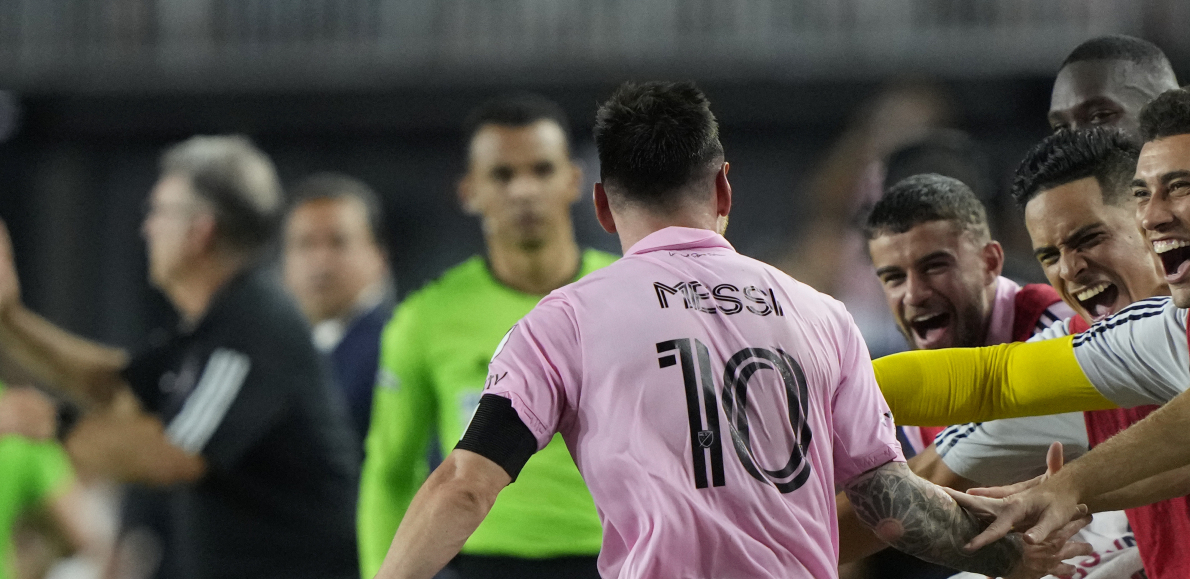 MESI IZGUBIO ŽIVCE Rukom prekrio usta pa opasno izvređao rivala (VIDEO)