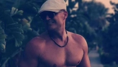 KO BI REKAO DA IMA 54 GODINE? Mili se skinuo i pokazao pločice, komentari pljušte (FOTO)