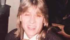 DO SUTRA NEĆETE POGODITI Da li znate ko je poznati roker na slici iz mladosti? FOTO