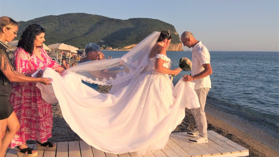 NA PLAŽI SE UPOZNALI I ZAVOLELI, PA SE I VENČALI Čudesna ljubavna priča para iz Crne Gore (FOTO)