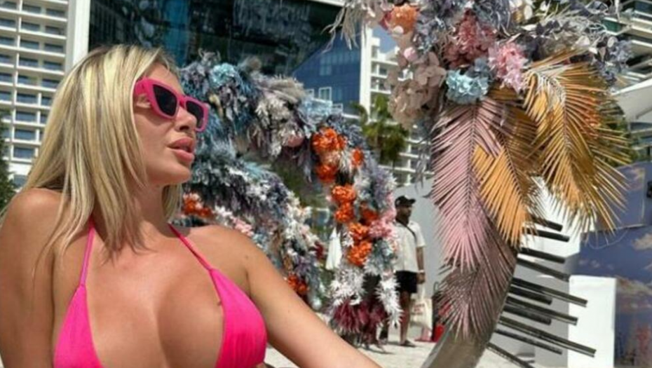 MACA DISKRECIJA NAPRAVILA POMETNJU NA PLAŽI! Skinula se u minijaturni bikini, atributi na izvolte! (FOTO 18+)