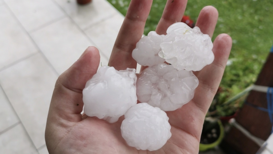 LEDENICE ČUDNOG OBLIKA PREKRILE ČAČAK Ljudi gledaju i pitaju se - šta je sad ovo?! (FOTO)