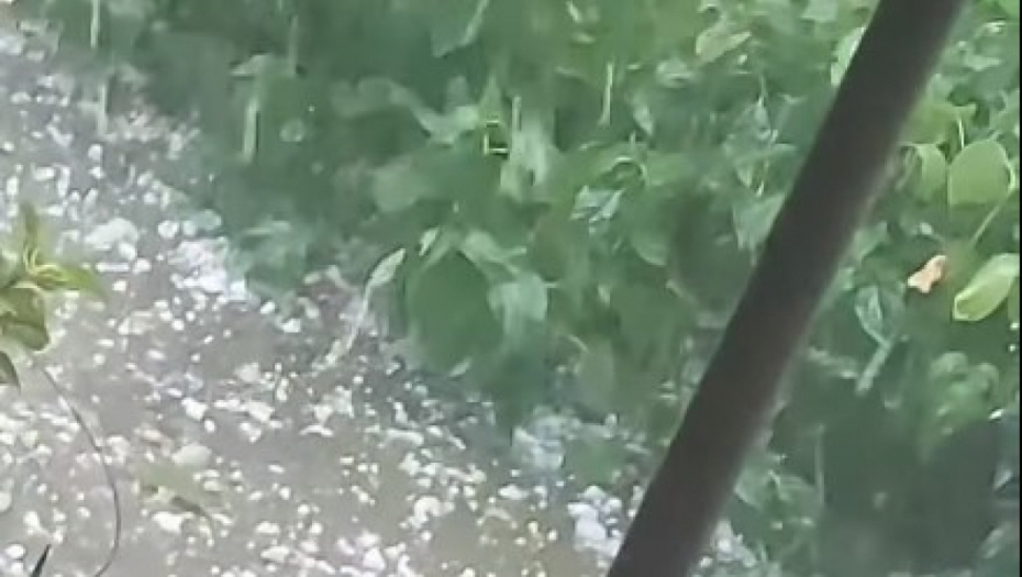 LED SATRO SRBIJU! Snažno nevreme, sa gradom i udarima vetra i grmljavinom pogodilo centralne delove zemlje