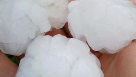 GRAD UBIJAO I PTICE U LETU Jezive scene nakon oluje kod Čačka, ledenice imaju do sada neviđeni oblik (FOTO)