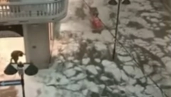 APOKALIPTIČNI SNIMCI IZ ITALIJE Sante leda plutaju poplavljenim ulicama nakon kataklizme u Milanu (VIDEO)