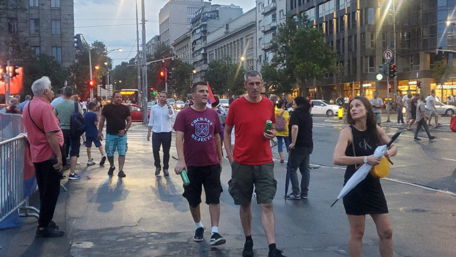 Pojedini učesnici političkog protesta u Beogradu poneli alkohol (FOTO)