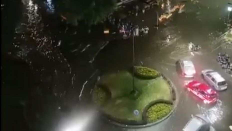 NEBO SE SRUČILO NA ZAJEČAR Ljudi u vodi do kolena, vrište i beže (VIDEO)