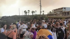 SRPSKI TURISTI EVAKUISANI SA RODOSA Jedan deo se vraća kući, većina želi da nastavi letovanje