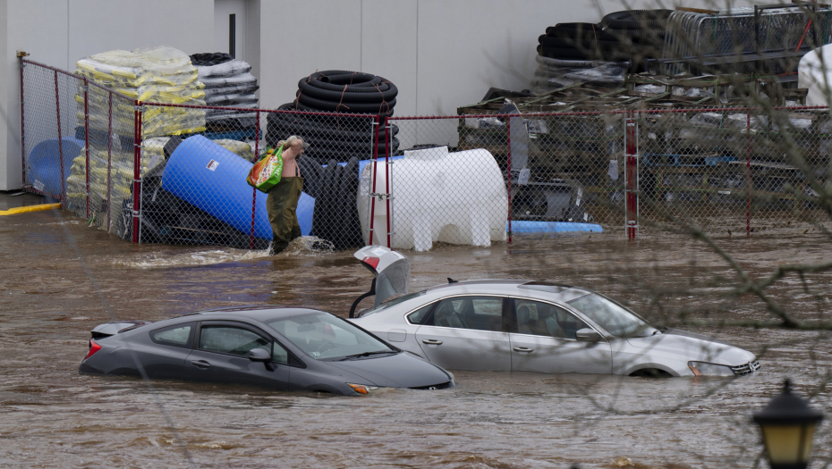 NEZAPAMĆENE POPLAVE U KANADI U nekim delovima proglašeno vanredno stanje, četiri osobe nestale (FOTO)