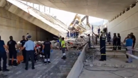 PRVI SNIMAK SRUŠENOG MOSTA U GRČKOJ Ljudi se sklonili od vrućine, betonska kontrukcija pala na njih (VIDEO)