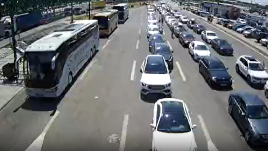 HAOS NA GRANICI SA CRNOM GOROM Koloni na Dobrakovu se ne nazire kraj, gužve i na ostalim prelazima