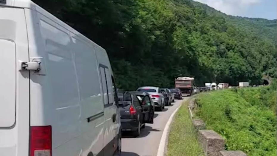 KOD VELIKE PLANE SE DESIO KARAMBOL! Sudarili se dva automobila i autobus