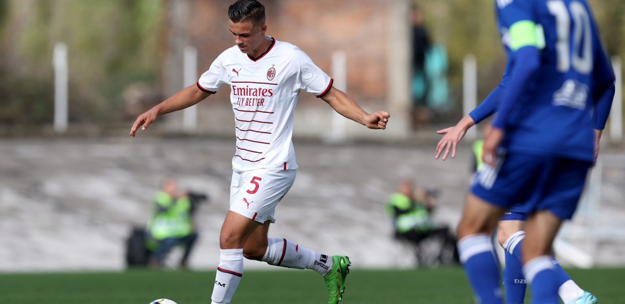 ODBIO NEMAČKU DA BI IGRAO ZA SRBIJU Ko je Jan-Karlo Simić, uzdanica Milana i "novi Nemanja Vidić"?