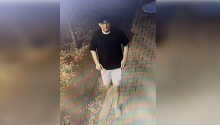 ZOVITE POLICIJU AKO VIDITE OVOG ČOVEKA Veruje se da je on napao advokata u Novom Sadu